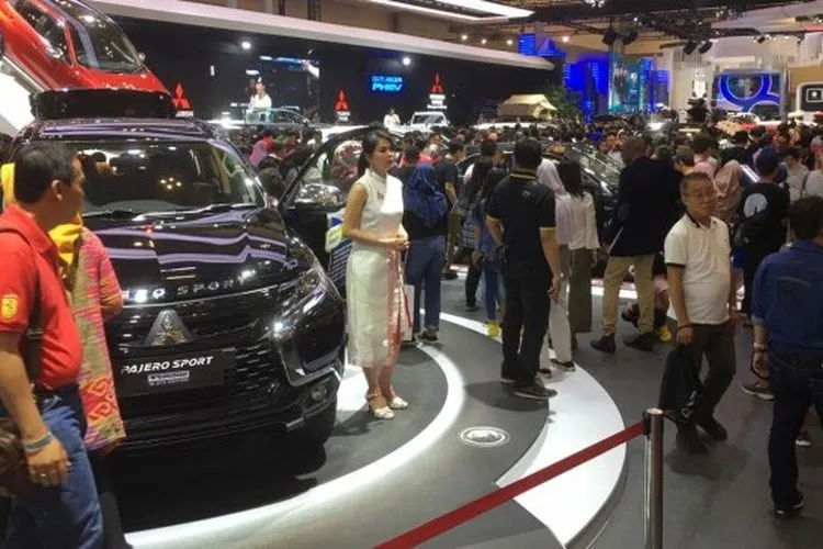 Suasana di booth Mitsubishi Motors, GIIAS 2019. Sebagai ilustrasi penjualan produk [Suara.com/Dian Hapsari].