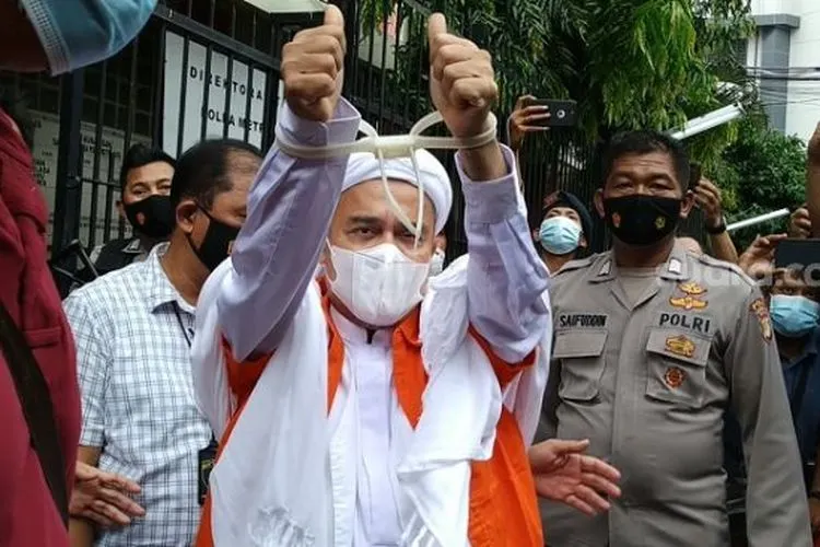 Habib Rizieq Shihab saat dipindahkan dari sel tahan Polda Metro Jaya ke rutan Bareskrim Polri. (Suara.com/ M Yasir)