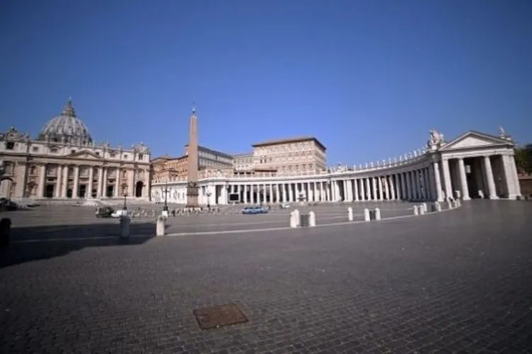 Santo Petrus Square di Vatikan tampak sepi akibat pandemi corona. (Foto: AFP)