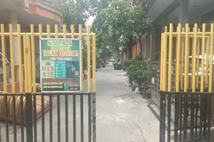 Satu perumahan tempat tinggal 12 karyawan PT Gajah Tunggal di Cikupa ditutup. Sebab mereka positif corona. (Suara.com/Ridsha)