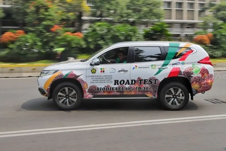 Petugas membawa mobil dengan menggunakan bahan bakar Biodisel 30 saat launching road test penggunaan B30 di gedung KESDM, Jakarta, Kamis (13/6). [Suara.com/Muhaimin A Untung]