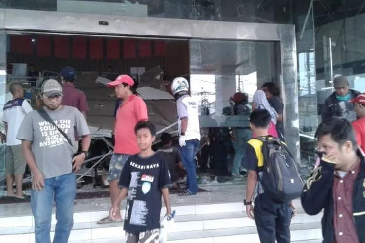 Suasana pasca ambruknya plafon di pusat perbelanjaan Ramayana Bekasi Junction. Foto: dokumen kepolisian
