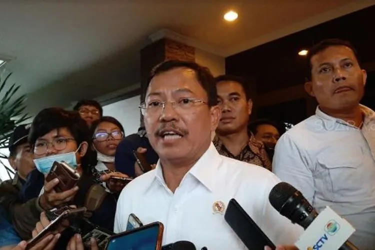 Menkes Terawan di Bandara Halim Perdanakusuma. (Suara.com/.Dini Afrianti Efendi)