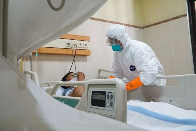 Simulasi penanganan pasien yang terdeteksi Virus Corona di RS Margono Soekarjo Purwokerto. [Suara.com/Anang Firmansyah]