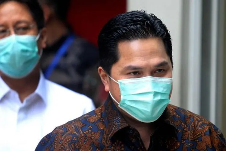 Menteri Badan Usaha Milik Negara (BUMN) Erick Thohir dan Wakil Menteri BUMN Budi Gunadi Sadikin berjalan keluar dari pintu belakang Gedung Komisi Pemberantasan Korupsi (KPK) di Jakarta, Rabu (7/7/2020). [ANTARA FOTO/Adam Bariq]