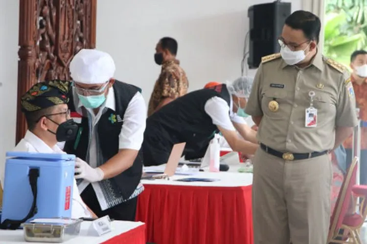 Gubernur DKI Jakarta Anies Baswedan memantau pelaksanaan vaksinasi perdana di DKI/dok. beritajakarta