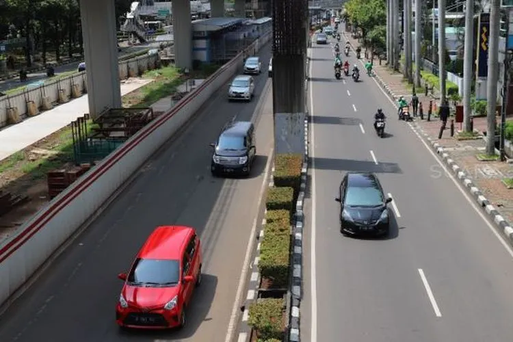 Aktivitas di jalan Rasuna Said arah Sudirman, Jakarta, Senin (16/3). [Suara.com/Alfian Winanto]