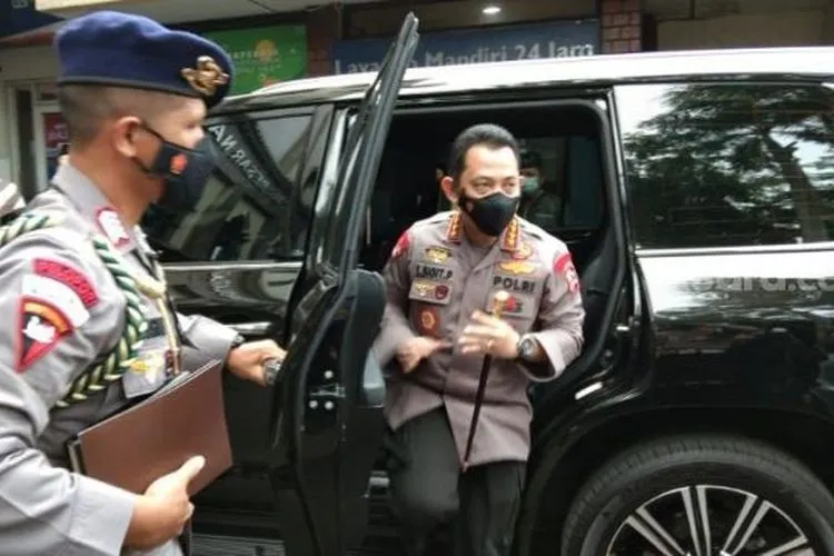 Kapolri Jenderal Listyo Sigit Prabowo tiba di Gedung PBNU di Jalan Kramat Raya, Jakarta Pusat, Kamis (28/1/2021) sore. [Suara.com/Yosea Arga Pramudita]