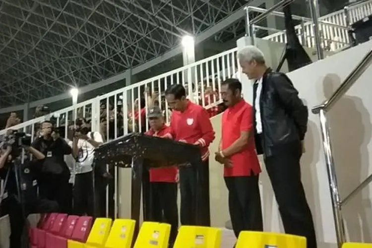 Presiden Joko Widodo meresmikan pengembangan Stadion Manahan Solo. (Suara.com/Ummi Hadyah Saleh)