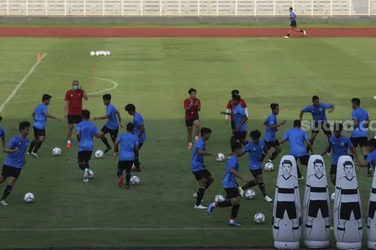 Sejumlah pesepakbola tim nasional Indonesia U-19 mengikuti sesi latihan di Stadion Madya, Kompleks Gelora Bung Karno, Senayan, Jakarta, Kamis (20/8/2020). [Suara.com/Angga Budhiyanto]