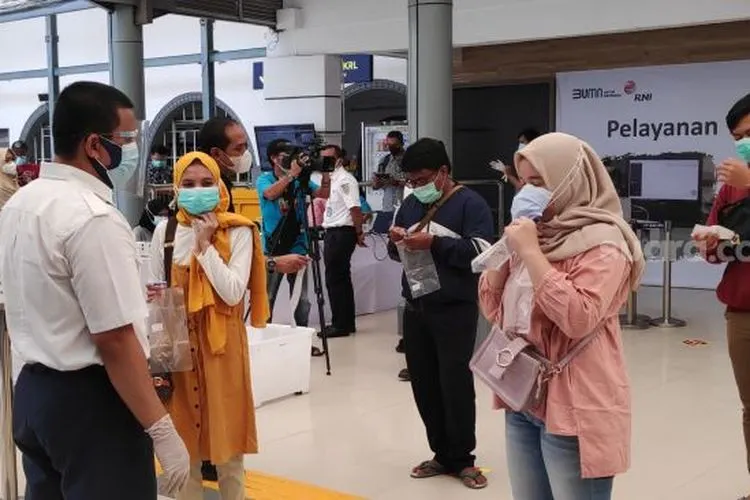Penerapan tes Covid-19 di Stasiun Senen, Jakarta Pusat dengan alat Genose C19 atau alat screening Gadjah Mada Electric Nose Covid-19 mulai dilakukan hari ini, Jumat (5/2/2021). (Suara.com/Bagaskara)