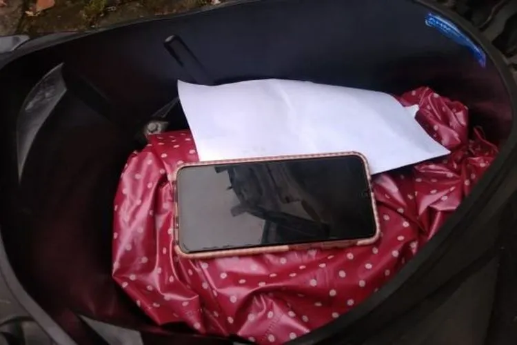 Jangan taruh handphone di bagasi motor.[Hikmawan/MobiMoto.com]