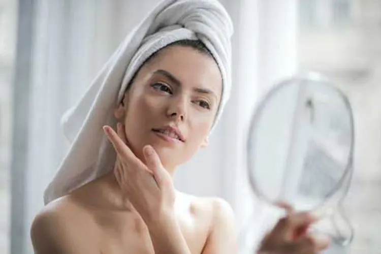 Sebelum memilih produk skincare, kenali 3 bahan berbahaya ini. (Pexels/Andrea Piacquadio)