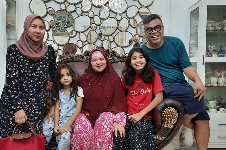 Keluarga komedian Abdel Achrian bersama ustadzah Mamah Dedeh/istimewa