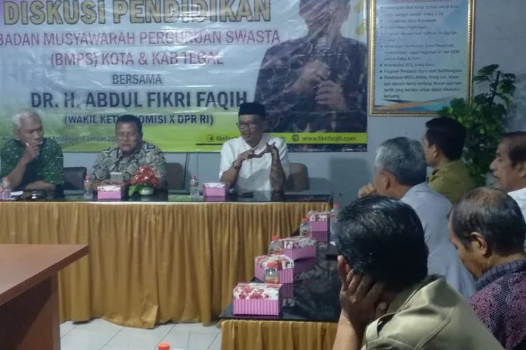Wakil Ketua Komisi X DPR, Abdul Fikri Faqih (berpeci) berbicara dalam diskusi pendidikan yang digelar Badan Musyawarah Perguruan Swasta (BMPS) Kota dan Kabupaten Tegal, (Senin, 6/1/2020).