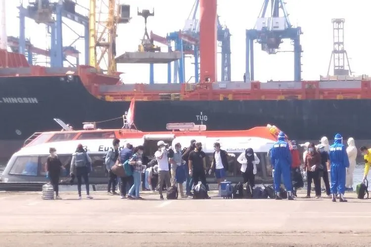 Evakuasi 444 WNI yang menjadi ABK kapal pesiar MV. Eurodam di dermaga JICT II Pelabuhan Tanjung Priok, Jakarta Utara, Kamis (18/6/2020). (Dispen Lantamal III)