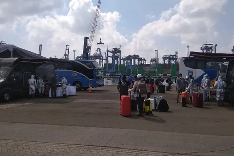 Kedatangan 679 ABK WNI kapal pesiar MV Westerdam di dermaga JICT II Pelabuhan Tanjung Priok Jakarta Utara, Selasa (2/6/2020) (Dispen Lantamal III Jakarta)