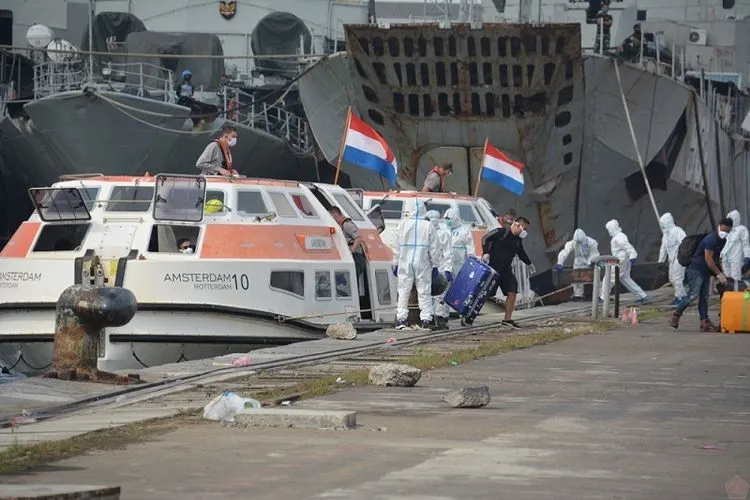 Evakuasi ABK MV Amsterdam. (tni.mil.id)