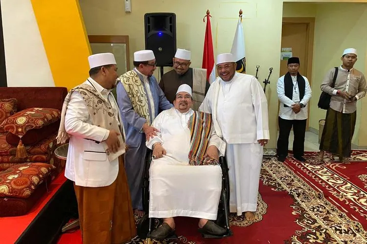 Anggota DPR, Aboebakar Alhabsyi bersama para habaib dan ulama saat peringatan maulid Nabi Muhammad SAW di DPP PKS, Jakarta