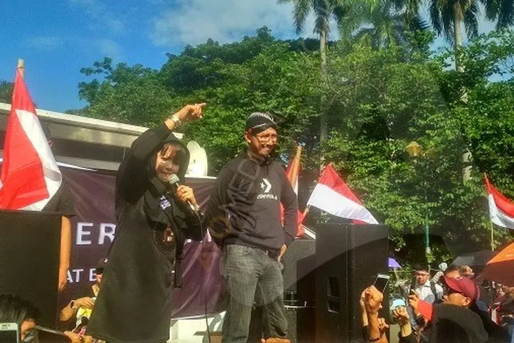 Politikus PDI Perjuangan, Dewi Tanjung, saat berorasi menuntut pengunduran diri Gubernur Jakarta, Anies Baswedan. (Ayojakarta.com/Hendy Dinata)