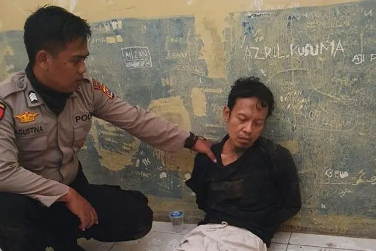 Abu Rara, saat diamankan polisi usai menusuk Wiranto. (ist)