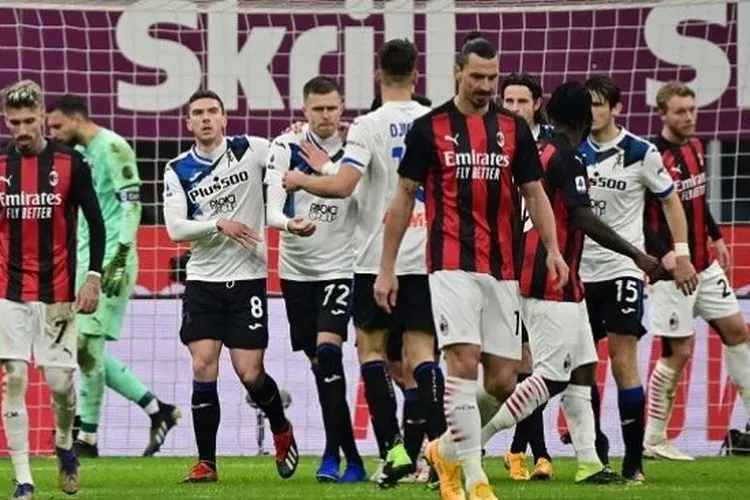 Para pemain AC Milan tertunduk lesu usai timnya untuk kedua kali dibobol oleh para pemain Atalanta di laga lanjutan Liga Italia Serie A pekan ke-19 di Stadion San Siro, Minggu (24/1/2021) dini hari WIB. (Foto: AFP)