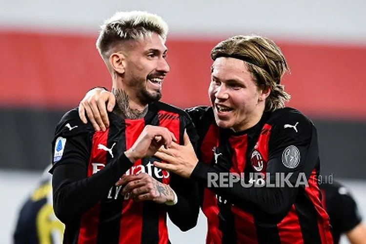 Penyerang AC Milan Samu Castillejo berselebrasi dengan rekan setimnya Jens Hauge usai mencetak gol ke gawang Sampdoria. (EPA-EFE/SIMONE ARVEDA)