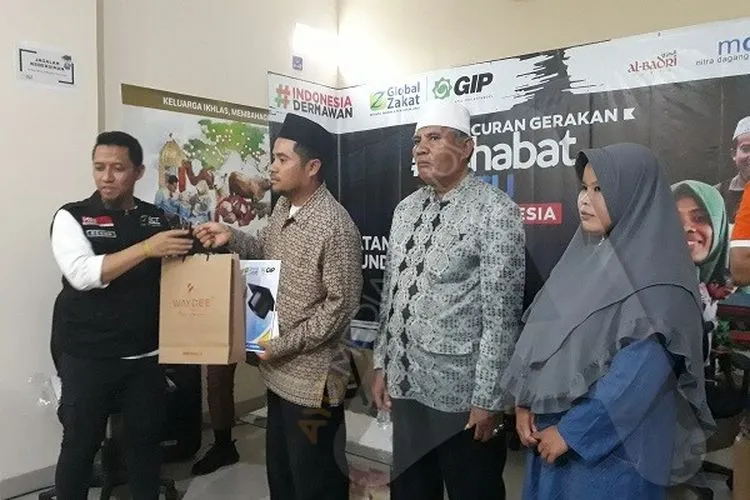 Perwakilan guru pra-sejahtera di Bandung Raya menerima bantuan sembako dan dana tunai di Kantor Cabang ACT Jabar, Selasa (3/12/2019).(Ayomedianetwork/Nur Khansa)