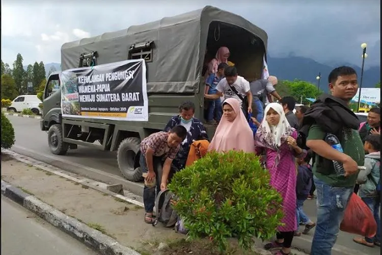 Tim ACT memberangkatkan pengungsi asal Sumatera Barat dengan Pesawat Kemanusian jenis Boeing 737 dari Bandara Sentani Kabupaten Jayapura/iNews TV