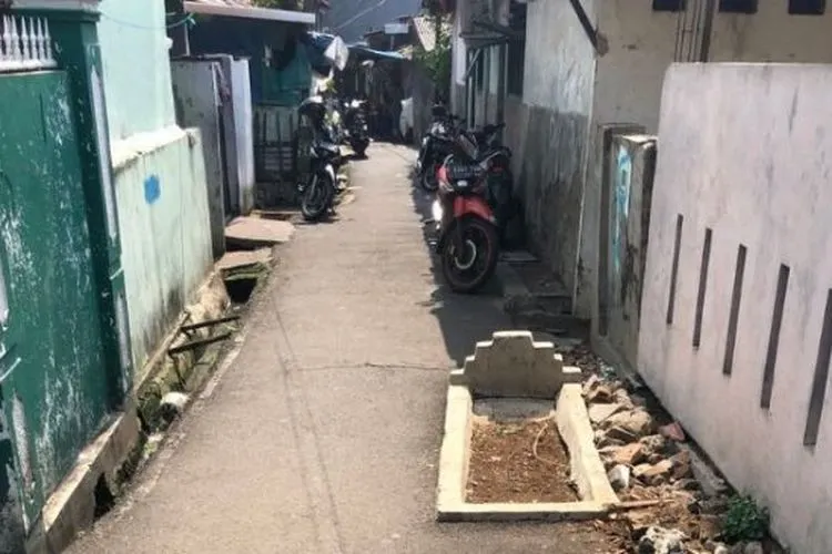 Ada kuburan di sebuah gang sempit di Jakarta (Twitter-ardibhironx)