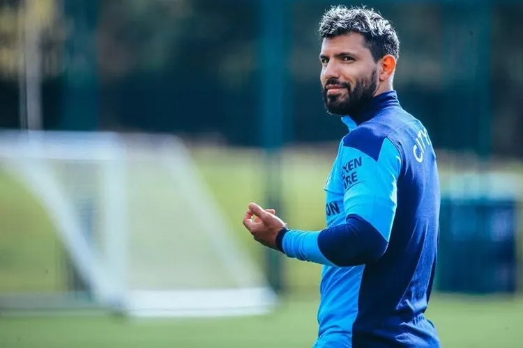 Sergio Aguero sudah sembuh dari cedera lutut yang menyebabkan dia harus menjalani operasi. Kemungkinan nama Aguero akan masuk daftar pemain dalam laga Manchester City vs Arsenal di Liga Inggris pada 17 Oktober yang, sesuai jadwal, akan disiarkan live oleh Mola TV/mancity.com