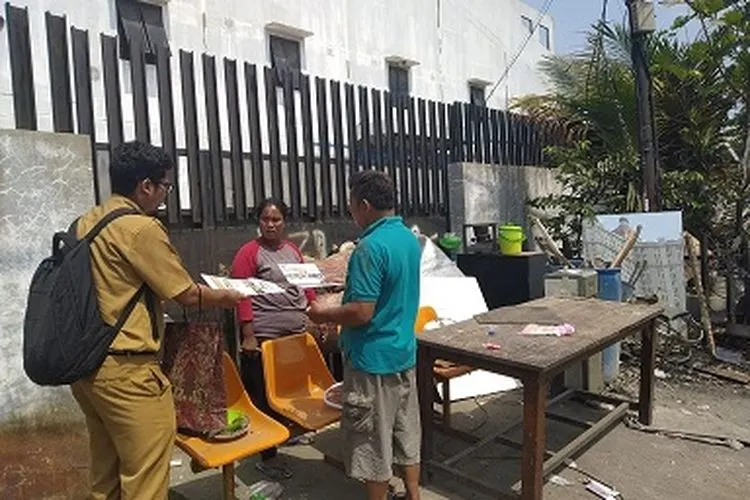 Petugas PPKD Jakut membagikan brosur program pelatihan kepada warga di Jalan Agung Perkasa VIII/utara.jakarta.go.id