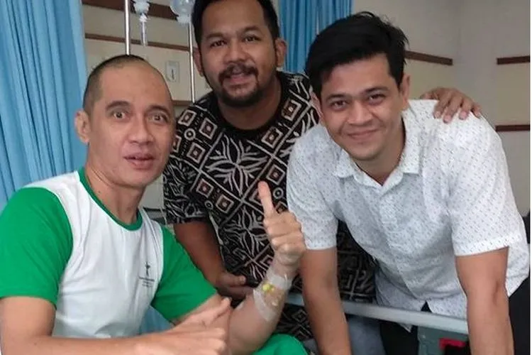 Almarhum Agung Hercules saat masih dalam perawatan di rumah sakit. (@agunghercules88/Instagram)