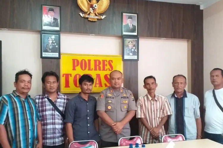Kapolres Tobasa, AKBP Agus Waluyo bersama para utusan Kelompok Tani