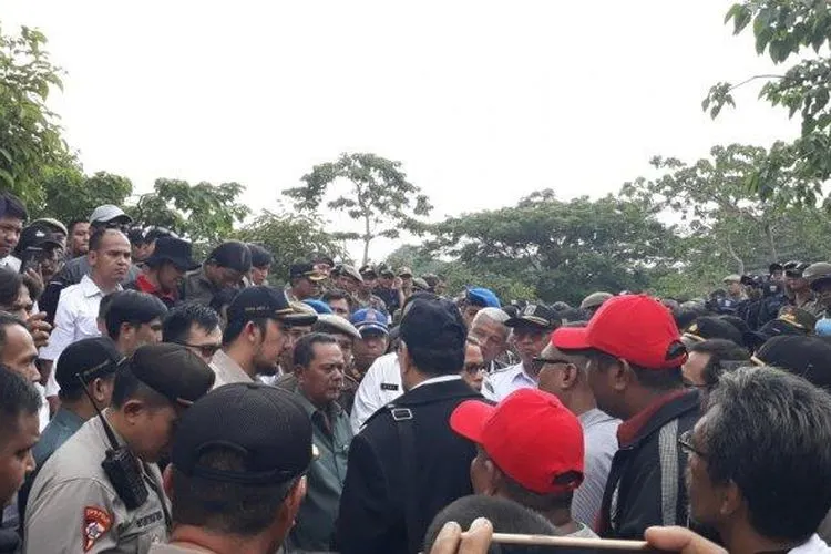 Pihak kuasa hukum dan Satpol PP terlibat ketegangan saat proses eksekusi lahan di Jalan Pos Pengumben Lama, Jakarta Barat.  (TribunJakarta.com/Elga Hikari Putra)
