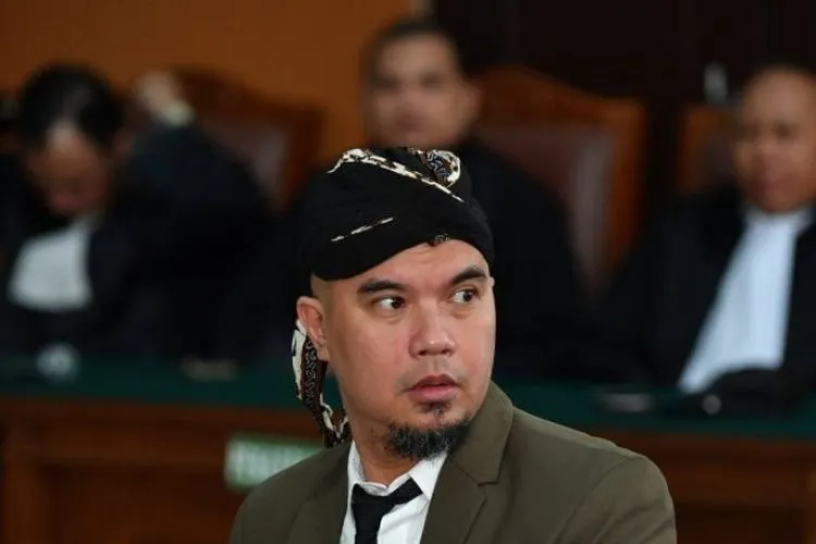Ahmad Dhani saat menjalani persidangan kasus ujaran kebencian. (Antaranews.com)