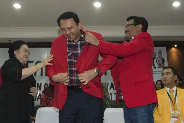 Basuki Tjahaja Purnama alias Ahok menerima jaket merah dari Ketua Umum PDIP Megawati Soekarnoputri (kiri) dan Ketua DPP PDIP Djarot Saiful Hidayat/Tirto
