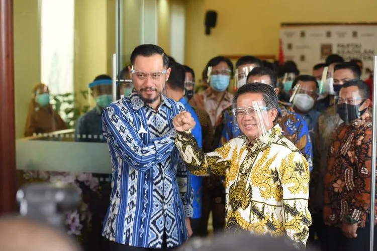 Presiden PKS, Sohibul Iman (kanan) dan Ketua Umum Partai Demokrat Agus Harimurti Yudhoyono. (Humas DPP PKS)