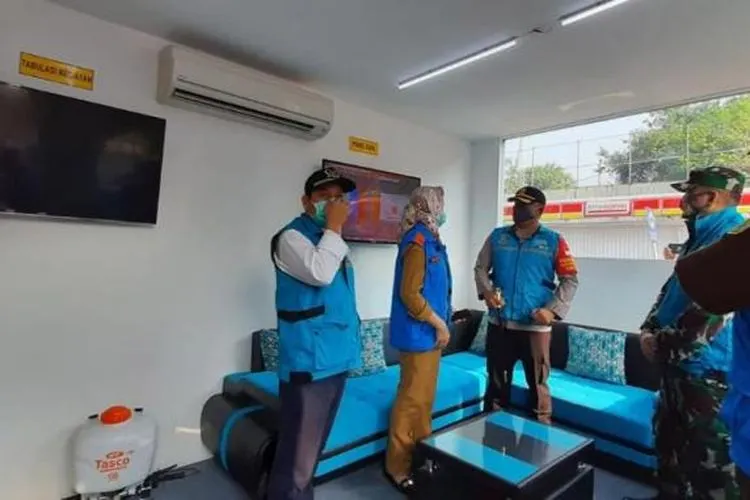 Wali Kota Tangerang Selatan Airin Rachmi Diany saat memantau posko gabungan Covid-19 di Stasiun Rawa Buntu, Senin (8/6). Foto: Republika/Rabbani