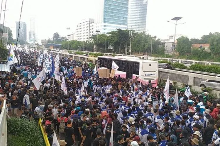 [Ilustrasi] Aksi buruh dari serikat pekerja yang tergabung dalam KSPI di depan Gedung DPR/MPR menolak omnibus law cipta lapangan kerja pada Senin (20/1/2020). [Suara.com/Stephanus Aranditio]