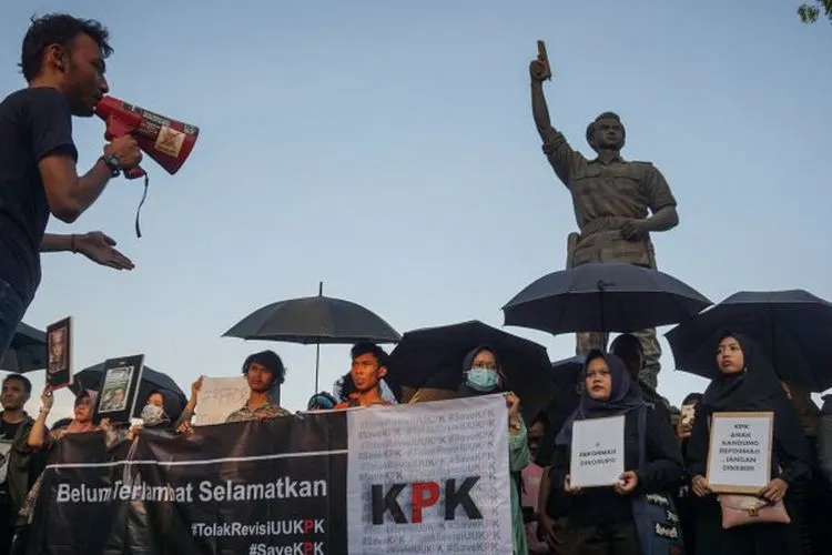 Massa aksi Kamisan Solo melakukan aksi unjuk rasa Save KPK dan Menolak Revisi UU KPK di Gladak, Solo, Jawa Tengah, Kamis (19/9/2019)/Antara Foto