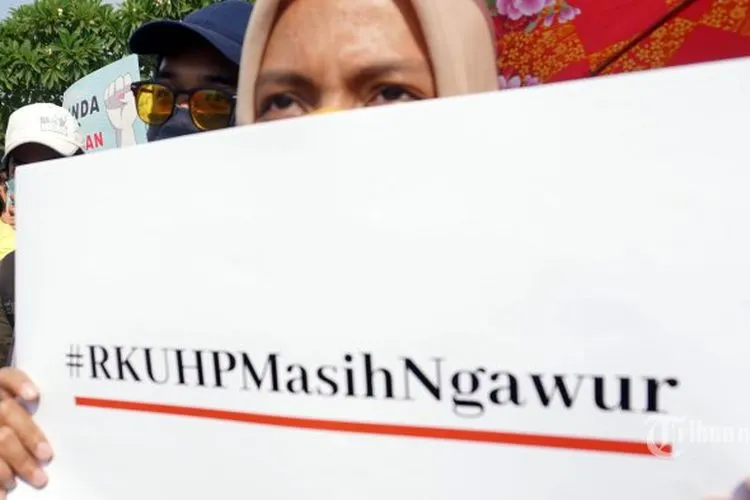 Aliansi Masyarakat untuk Keadilan Demokrasi berunjuk rasa menolak pengesahan tahap I Rancangan Kitab Undang-undang Hukum Pidana (RKUHP) di depan Kompleks Parlemen, Senayan, Jakarta Pusat, Senin (16/9/2019)/Warta Kota