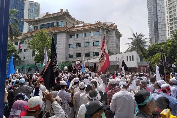 Massa dari berbagai ormas Islam berunjuk rasa di depan kantor Kedutaan Besar Republik Rakyat China di Jakarta, memprotes tindakan pemerintah China terhadap etnis Uighur di Xinjiang. (Ayojakarta.com/Dhika Alam Noor))