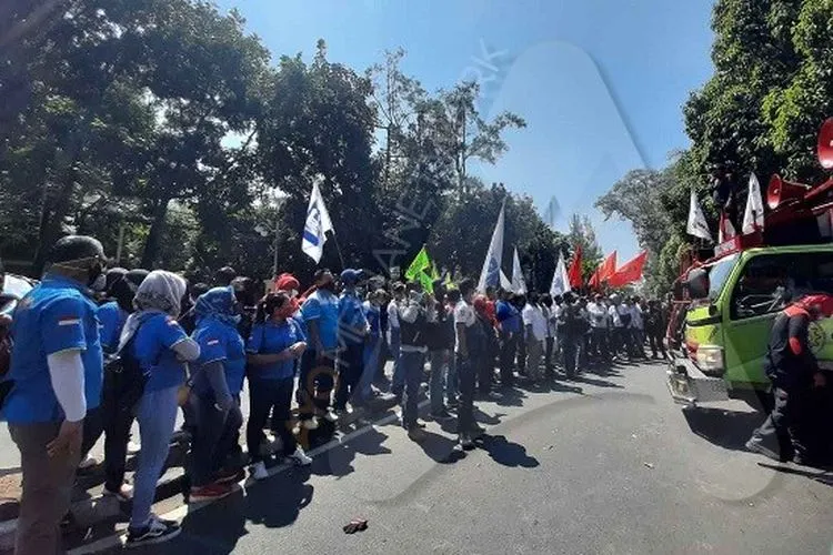 Ratusan buruh Jawa Barat yang tergabung dalam Konfederasi Serikat Pekerja Seluruh Indonesia (KSPSI) Jabar menggelar aksi unjuk rasa di depan PTUN Bandung, Selasa (28/7/2020).  (Ayobandung/Nur Khansa)