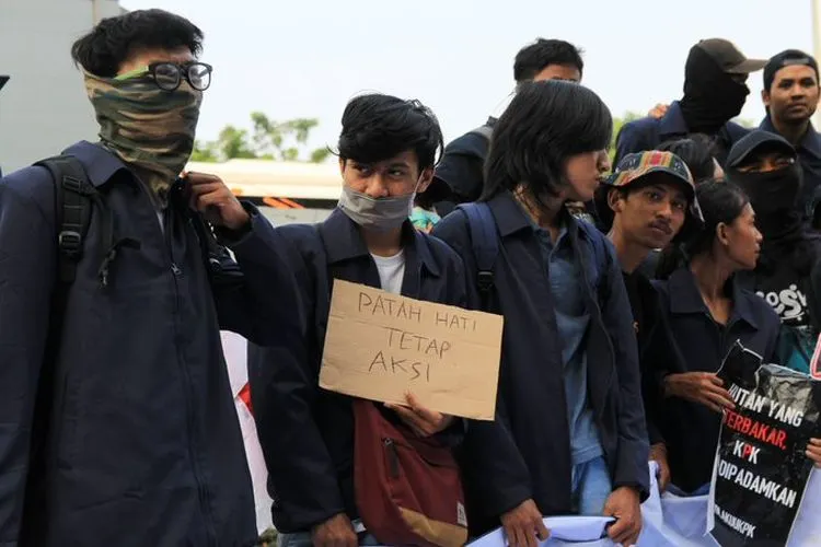 Banyak foto yang merekam aksi protes mahasiswa terhadap pemerintah dan DPR RI dengan poster-poster berisi tulisan jenaka, beredar di media sosial. Seperti foto di atas yang viral di Twitter/Twitter @harashta_