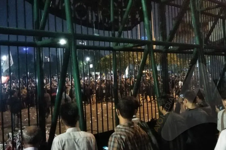 Aksi mahasiswa di depan gedung DPR RI/Ayojakarta.com