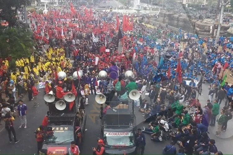 Aksi mahasiswa di Patung Kuda Arjuna Wiwaha, Jalan Medan Merdeka Barat, Senin 928/10/2019)/Ayojakarta.com