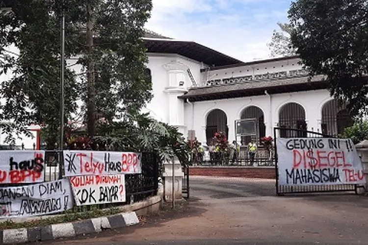 Tuntut keringanan biaya kampus, mahasiswa Telkom University segel Gedung Yayasan. (Ayobandung/Nur Khansa)