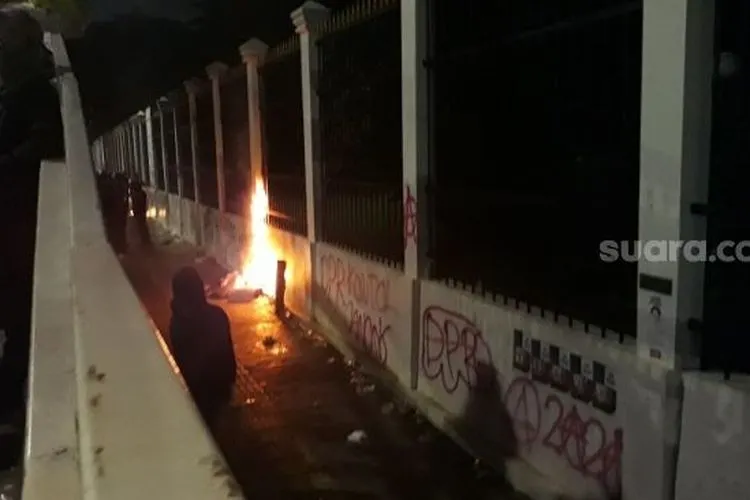 Sejumlah massa melakukan bakar-bakar di depan gedung DPR usai melakukan aksi penolakan pembahasan Omnibus Law dan RUU HIP, Kamis (16/7/2020). [Suara.com/Bagaskara Isdiansyah]