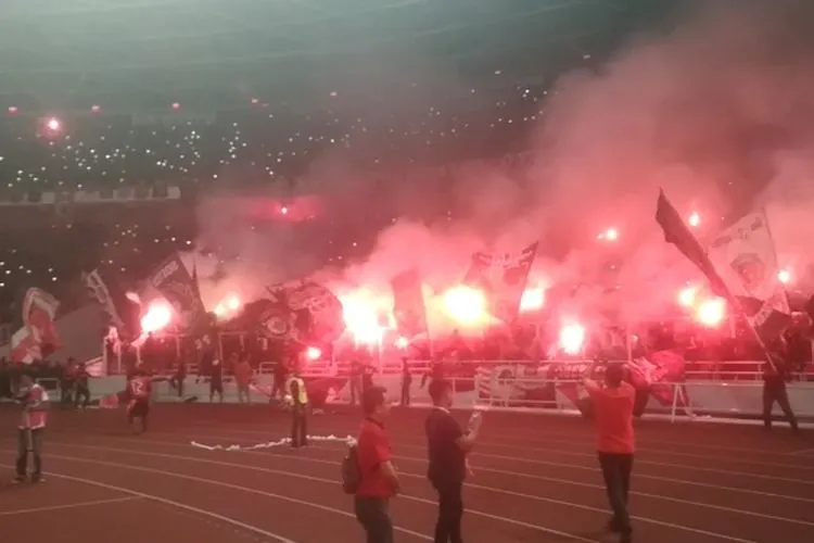 Oknum The Jakmanis menyalakan flare saat Persija menjamu Persipura di SUGBK (Ayojakarta.com/Hendy Dinata)